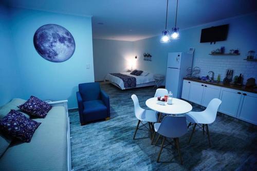 Zimmer mit einer Küche, einem Tisch und einem Bett in der Unterkunft Las Piedritas Casa de Mar Loft in Las Grutas