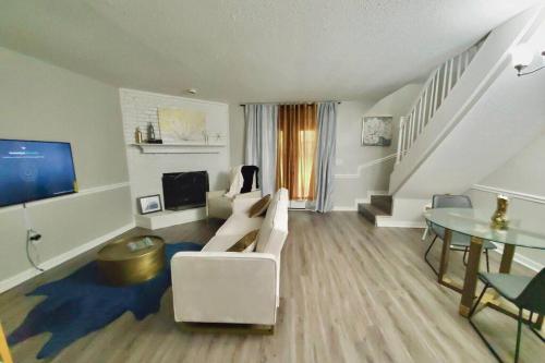 Φωτογραφία από το άλμπουμ του Modern Designer Townhouse 2Br Ideal for Long Stays! σε Τζάκσον