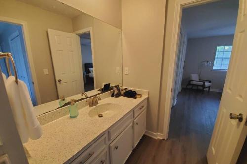 A bathroom at Modern Designer Townhouse 2Br Ideal for Long Stays!