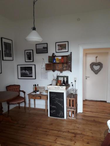 eine Küche mit einer Tafel an der Wand in der Unterkunft Altes Weingut Weinhaus Rebstock in Winningen