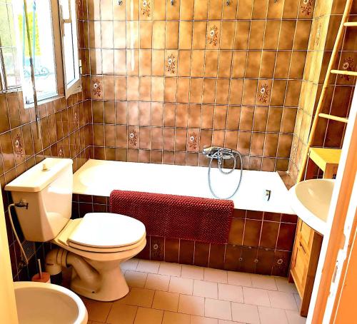 une salle de bain avec une baignoire, des toilettes et un lavabo dans l'établissement La Madrague, à Saint-Laurent-du-Var
