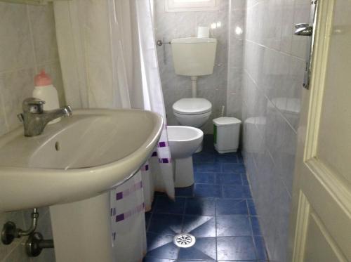een badkamer met een witte wastafel en een toilet bij Casa Sara in Viareggio