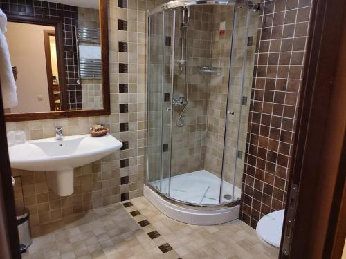 y baño con ducha y lavamanos. en Poiana Brasov Alpin Resort Hotel Aparthotel 2204, private property, en Poiana Brasov