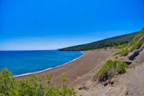 a beach with the ocean in the background at Lava House in Mandrakion