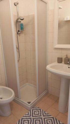 W łazience znajduje się prysznic i umywalka. w obiekcie Scanno w mieście Scanno