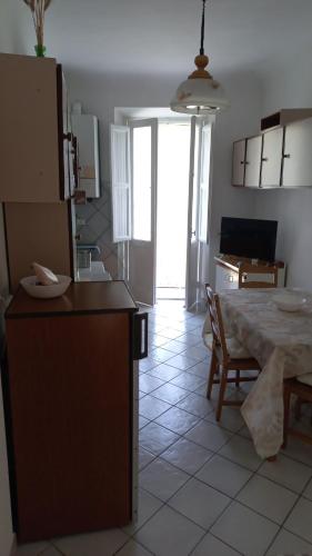 a kitchen and dining room with a table and a table and chairs at Scanno in Scanno