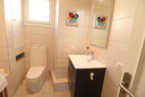 une salle de bain avec des toilettes blanches et un lavabo dans l'établissement 1 bedroom with direct view to the Old Port 267, à Cannes