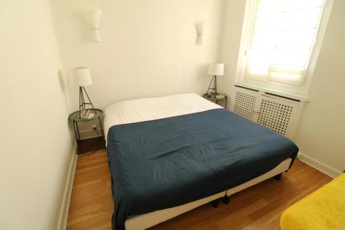 Ce lit se trouve dans un dortoir doté de 2 lampes et d'une fenêtre. dans l'établissement 1 bedroom with direct view to the Old Port 267, à Cannes