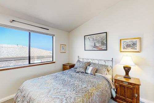 1 dormitorio con cama y ventana en Pinnacle Heights en Bodega Bay