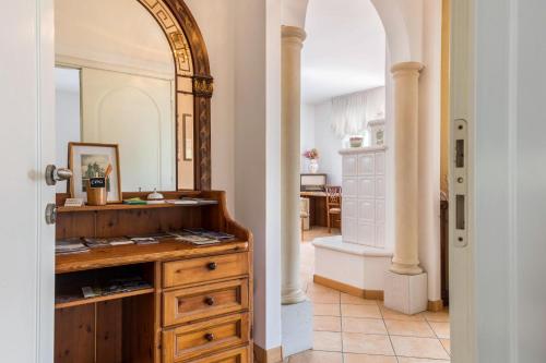 MandreaCasa Zanoni的配有木制梳妆台和镜子的客房