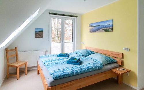 - une chambre avec un lit doté d'oreillers bleus dans l'établissement Ferienhaus Tammy, à Göhren-Lebbin