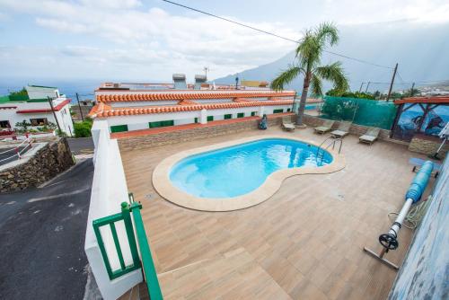 Bazén v ubytování Apartamentos La Palmera nebo v jeho okolí