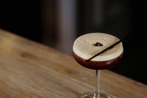 een drankje in een glas zittend op een houten tafel bij The Boot Inn in Burton upon Trent