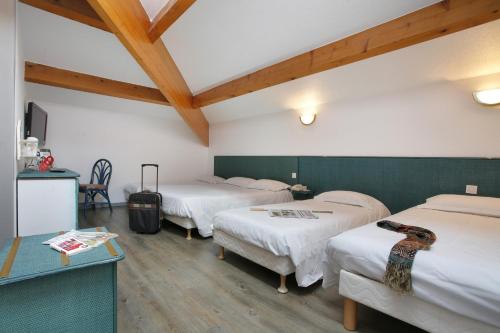 Postel nebo postele na pokoji v ubytování The Originals City, Hôtel La Belle Étape, Brignoles (Inter-Hotel)