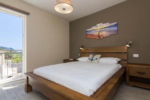 1 dormitorio con cama grande y ventana grande en Villa Paolo en Makarska