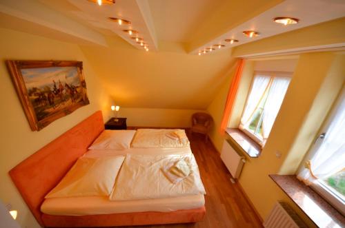 1 dormitorio con 1 cama en una habitación en Sonnenkamp OG en Gager