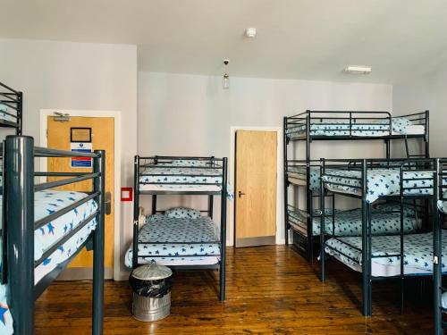 pokój z 4 łóżkami piętrowymi w pokoju w obiekcie BunkHouse w Cardiff