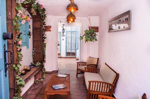 a living room with chairs and a couch and a table at Casa Cardennal in San Miguel de Allende