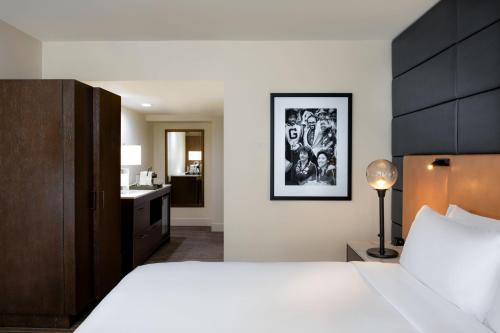 Hotel Theodore Image