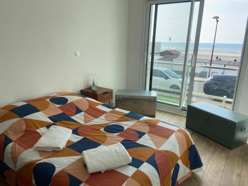 1 dormitorio con cama y vistas a la playa en Front de mer à Wimereux - Wifi-, en Wimereux