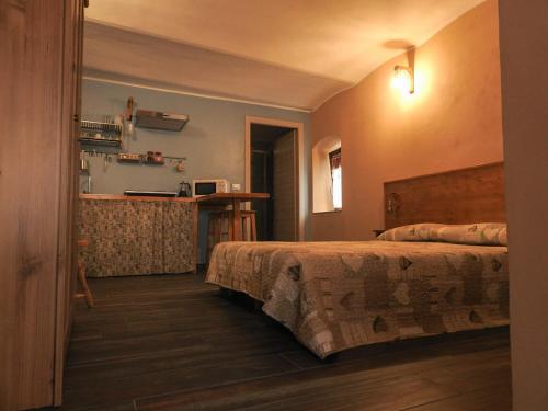 ein Schlafzimmer mit einem Bett und einer Küche darin in der Unterkunft La terrazza in Giaveno