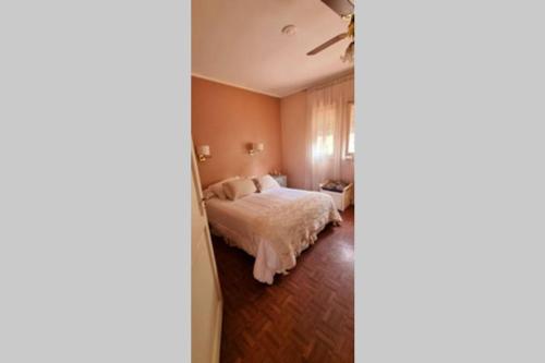 - une chambre avec un lit et une fenêtre dans l'établissement Casa Ola!, à Mendoza