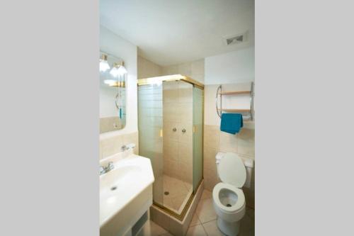 a bathroom with a shower and a toilet and a sink at QuitoSuite Amoblada ubicación privilegiada in Quito