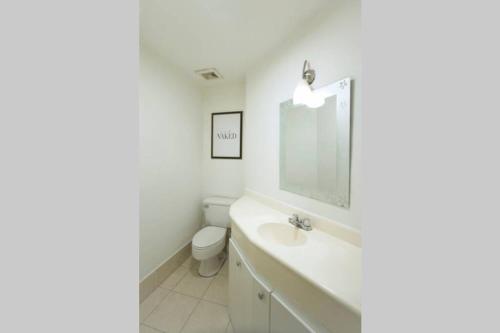 a bathroom with a sink and a toilet and a mirror at QuitoSuite Amoblada ubicación privilegiada in Quito