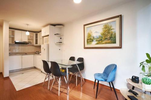 a kitchen and dining room with a table and chairs at QuitoSuite Amoblada ubicación privilegiada in Quito