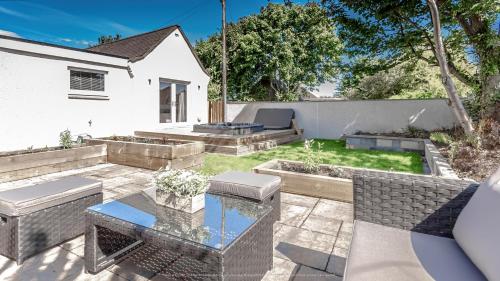 a patio with a table and chairs in a yard at 1 Bed Cottage-Sleeps 2-Parking-Pets-Hot Tub in Kelty