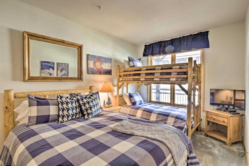 ein Schlafzimmer mit zwei Betten und einem Etagenbett in der Unterkunft Breckenridge Condo with Hot Tub Less Than 1 Mi to Ski Lifts in Breckenridge