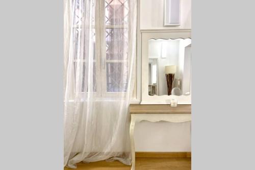 un bagno con lavandino e specchio di Boutique apartment in Milano center: Duomo Scala a Milano