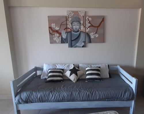 1 cama en una habitación con 2 pinturas en la pared en ArenalesDOS49 en Salta