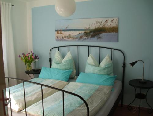 キュールングスボルンにあるPenzenstadlerのベッドルーム(青い枕のベッド1台付)