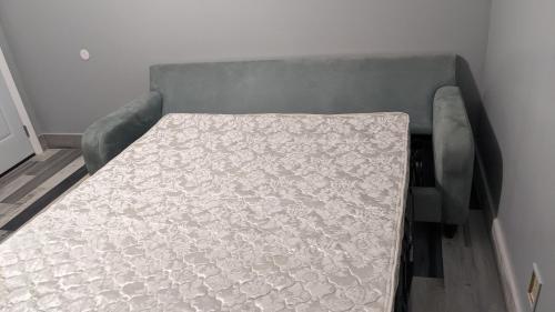 Tempat tidur dalam kamar di Birdsong Motel