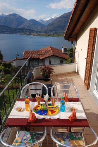 una mesa en un balcón con vistas al lago en Allegria, en Gambarogno