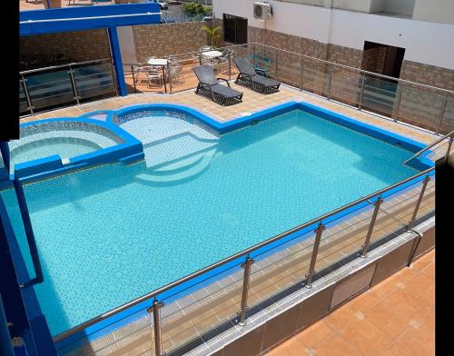 an overhead view of a large swimming pool at Cresta Inn in Panama City