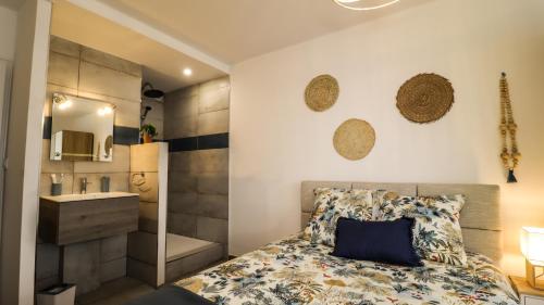 Llit o llits en una habitació de HOMEY LA COLOC DU 40 - Colocation haut de gamme de 4 chambres uniques et privées - Proche transports en commun - Aux portes de Genève