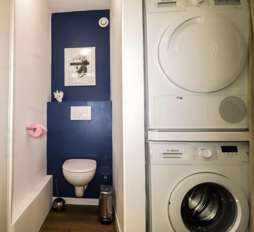 uma casa de banho com uma máquina de lavar roupa e um WC em HOMEY LA COLOC DU 40 - Colocation haut de gamme de 4 chambres uniques et privées - Proche transports en commun - Aux portes de Genève em Annemasse