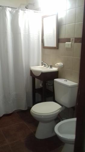 un baño con inodoro y lavabo en Armonía, en Victoria