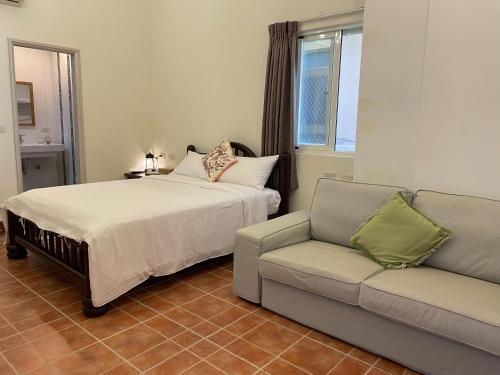 Una cama o camas en una habitación de 白砂灣藍海之丘Blue Ocean Hill