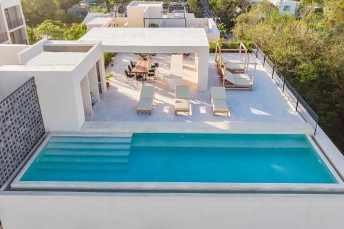an overhead view of a swimming pool on top of a building at Kaab At The Park by The Spot Rentals in Playa del Carmen