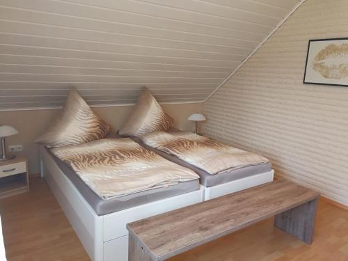 En eller flere senge i et værelse på Ferienwohnung Am See 1