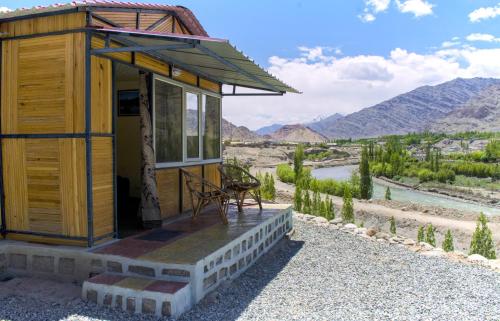 una cabina con vista su un fiume e sulle montagne di Neryok's Indus view a Chimre