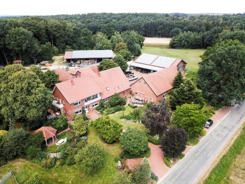 una vista aérea de una casa grande con patio en Ferienhof Frohne - Zum wilden Eber, en Merzen