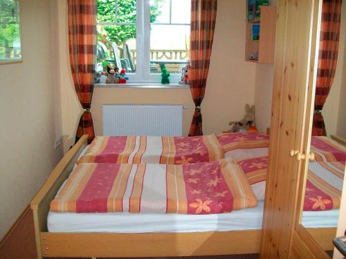 - une chambre avec 2 lits superposés et une fenêtre dans l'établissement FeWo Mareike, à Hanerau-Hademarschen