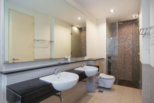 Phòng tắm tại Platinum Suites at Swiss Garden