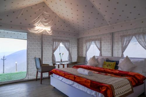 Gallery image of Dawn N Dusk Glamping tents with quintessential valley view in Chail