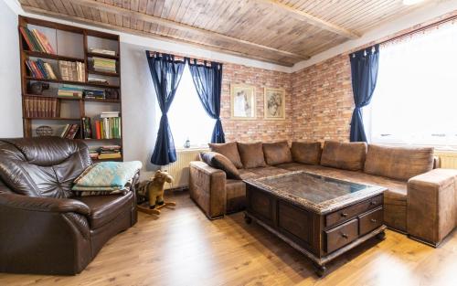 a living room with a couch and a table at Venkovské apartmány Tiché pastviny in Stein Schönau