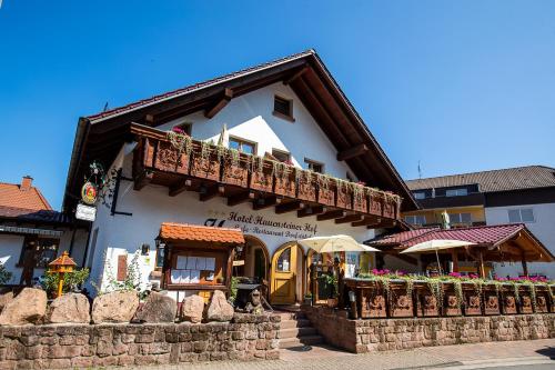 un edificio con un balcón en el lateral. en Hotel-Hauensteiner-Hof en Hauenstein